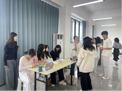 心向暖阳，携手同航——趣味游园助力学生心理健康